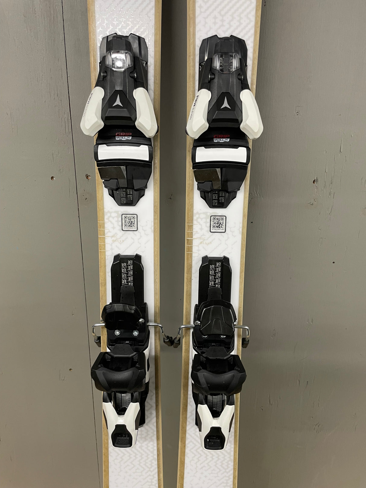 Kore 87 Ti W Démo 163cm + Strive 11