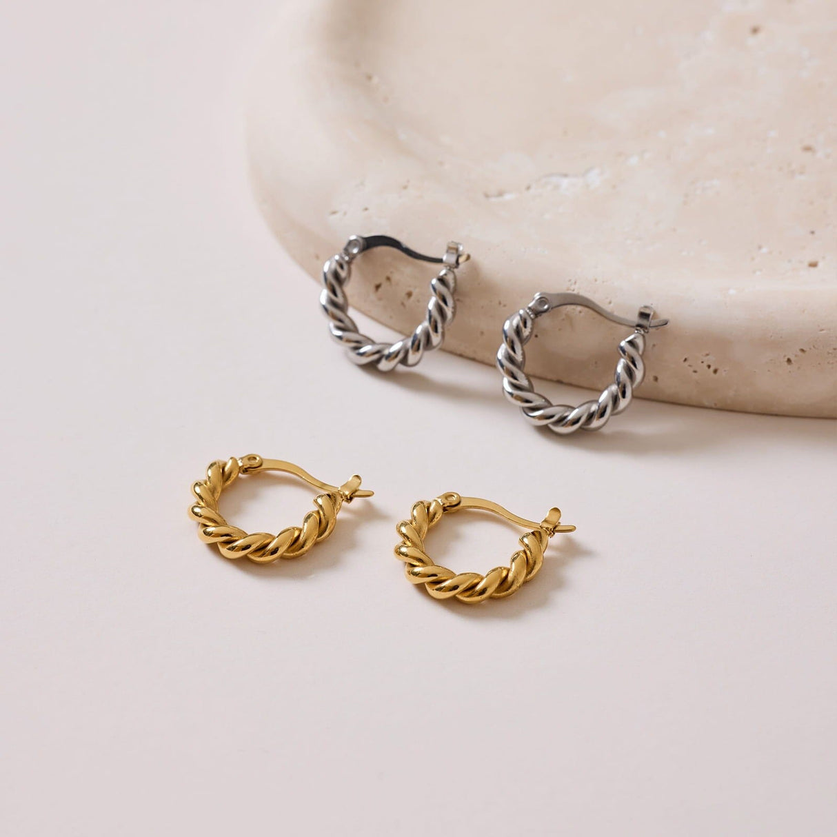 Boucles d'oreilles créoles dôme torsadées