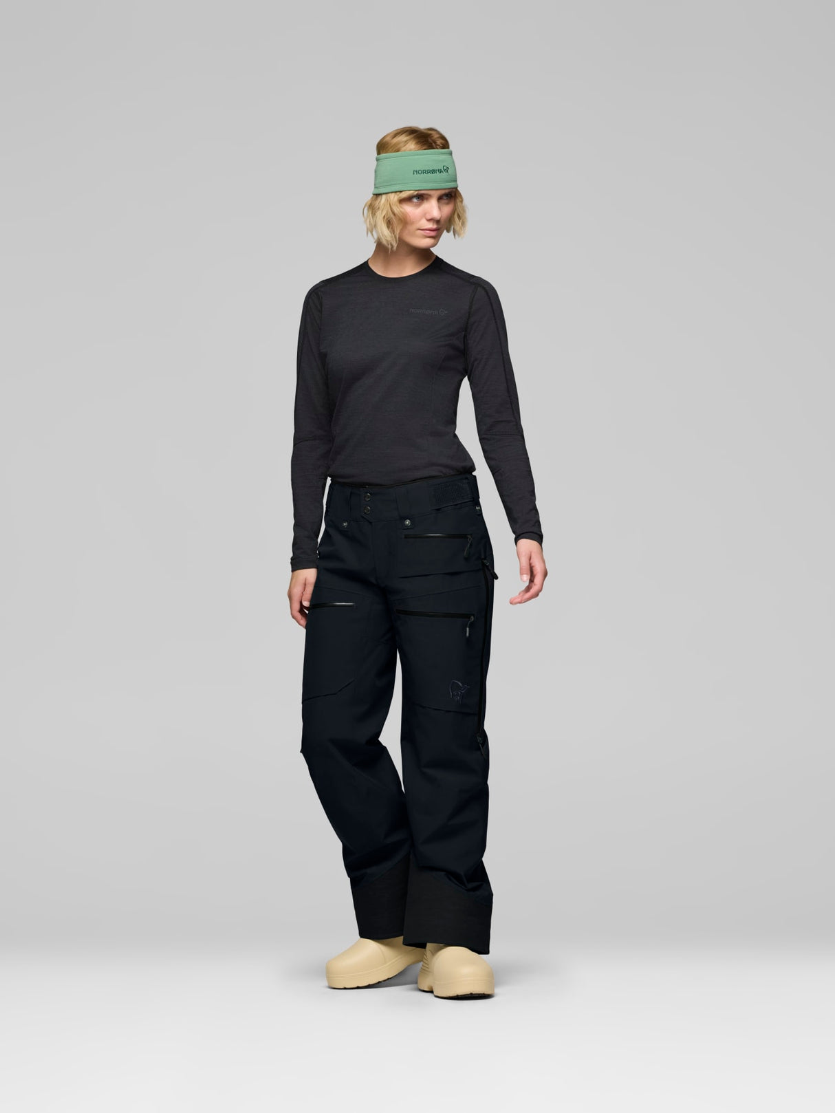 W Lofoten isolated short pants