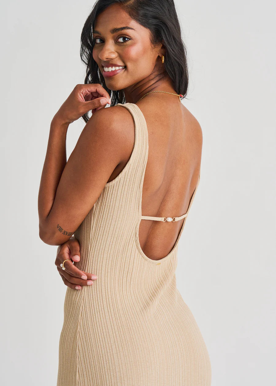 Robe à couverture ouverte dans le dos