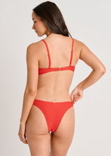 Culotte de bikini cheeky échancrée à bordure festonnée