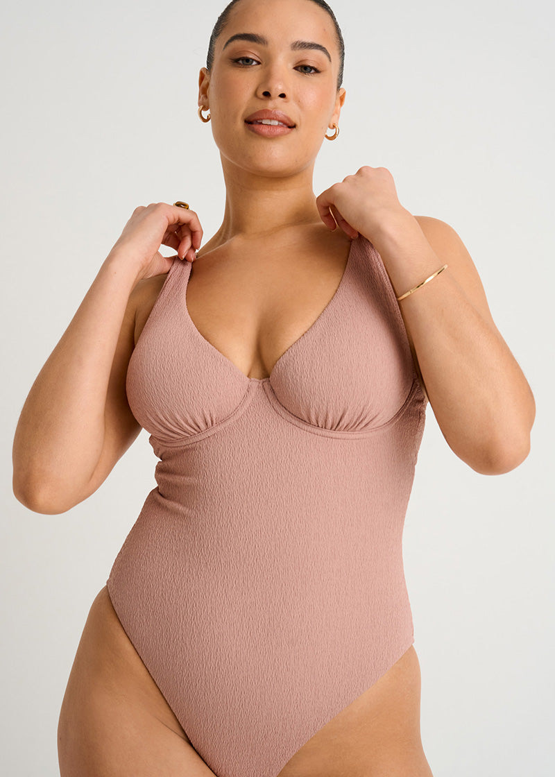 Maillot de bain une pièce texturé à armatures et échancré