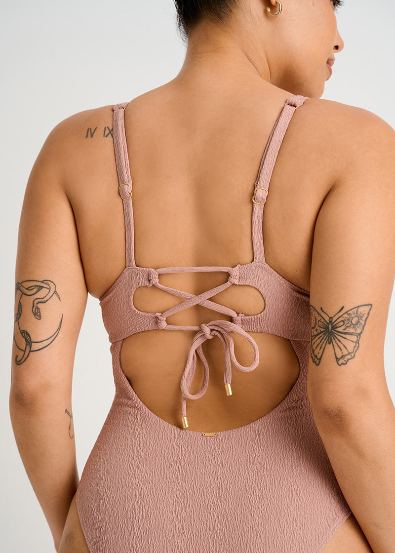 Maillot de bain une pièce texturé à armatures et échancré